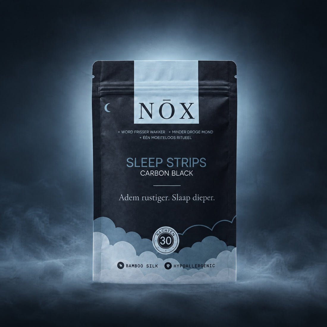 De NŌX pouch in nachtelijke nevel met zacht maanlicht