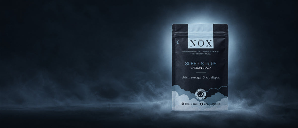 De NŌX pouch in nachtelijke nevel met zacht maanlicht