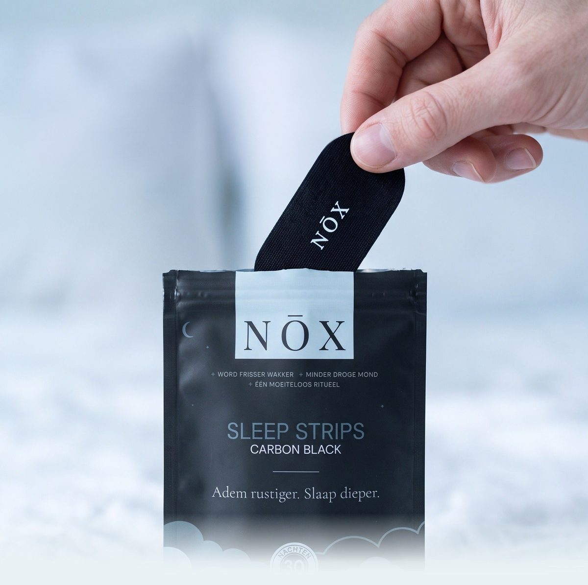 Een hand met de NŌX pouch