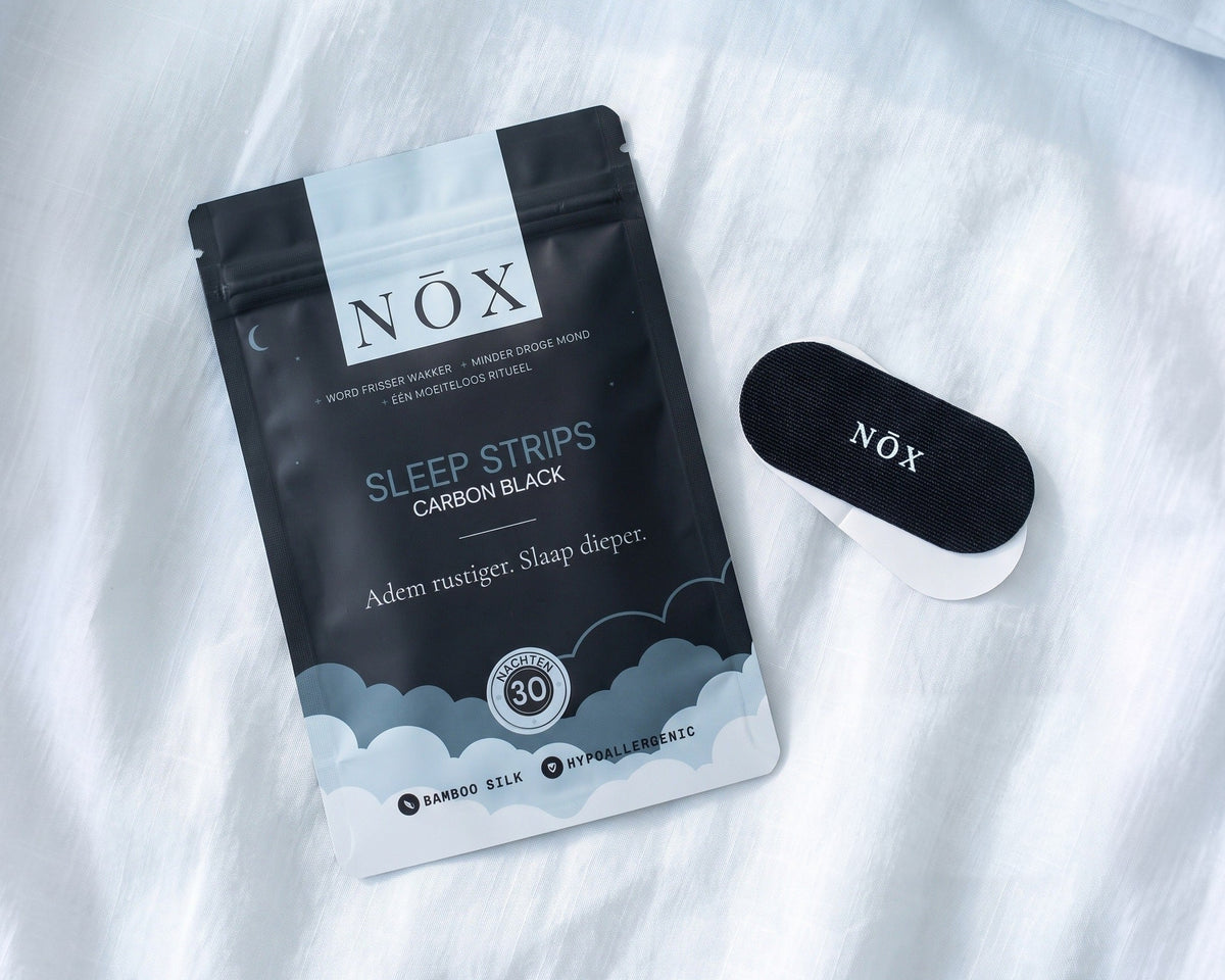 NŌX pouch op wit linnen met één zwarte mondstrip ernaast