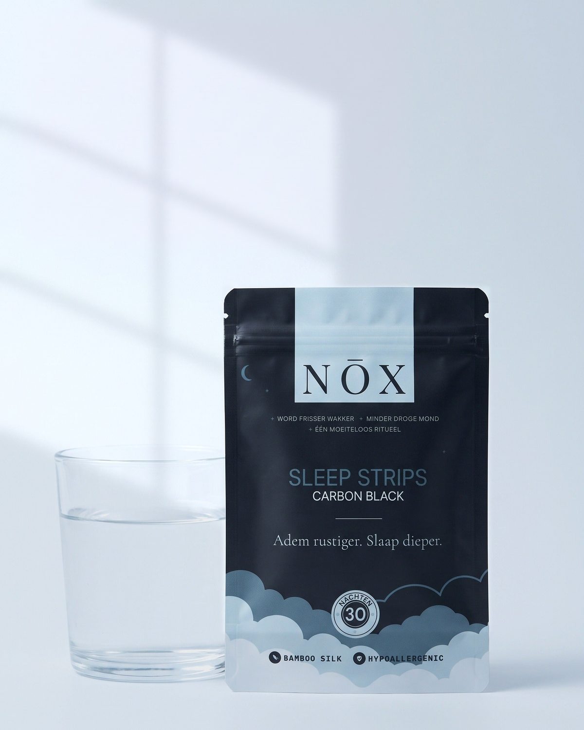 De NŌX pouch naast een glas water